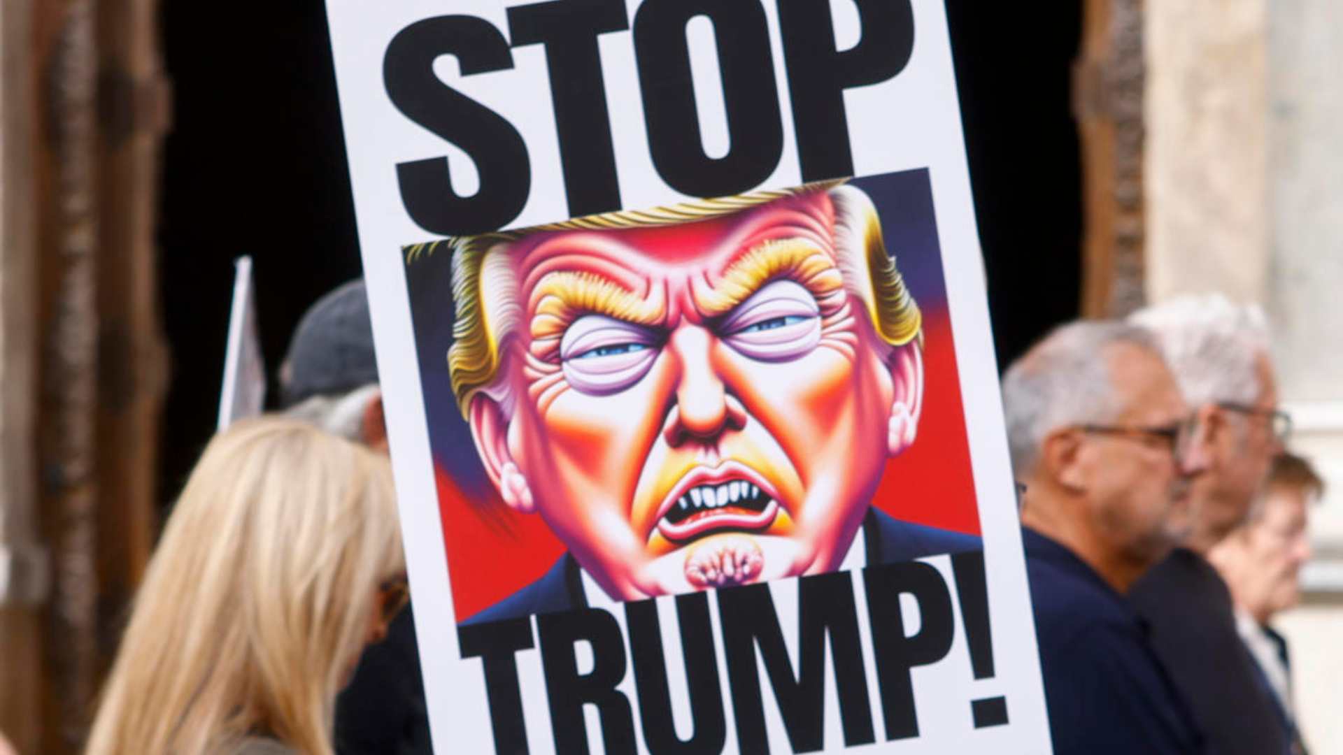 El 64 % de los latinos en EE.UU. desaprueba a Trump y el 41 % teme un arresto migratorio