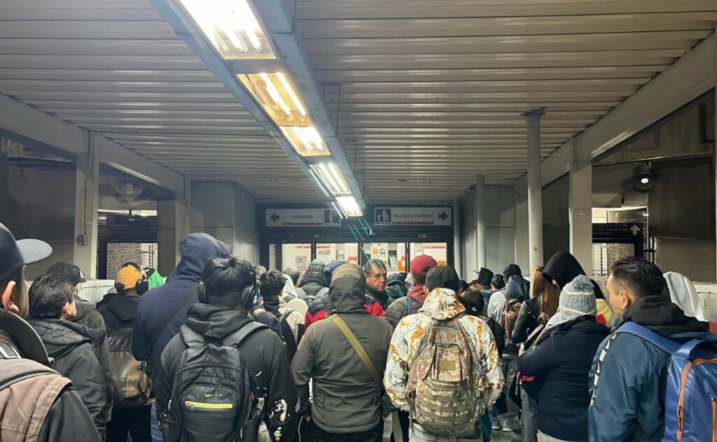 ¿A qué hora cerrarán el Metro y Metrobús hoy 17 de noviembre?