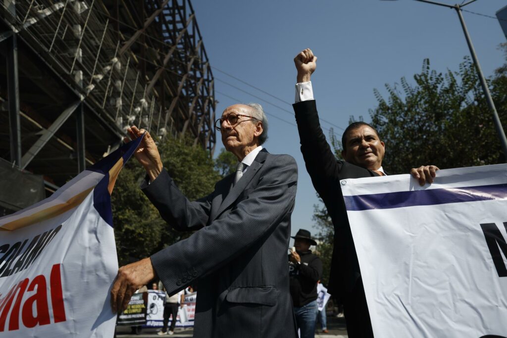 Exjuzgadores protestan en CDMX para exigir el pago de su indemnización