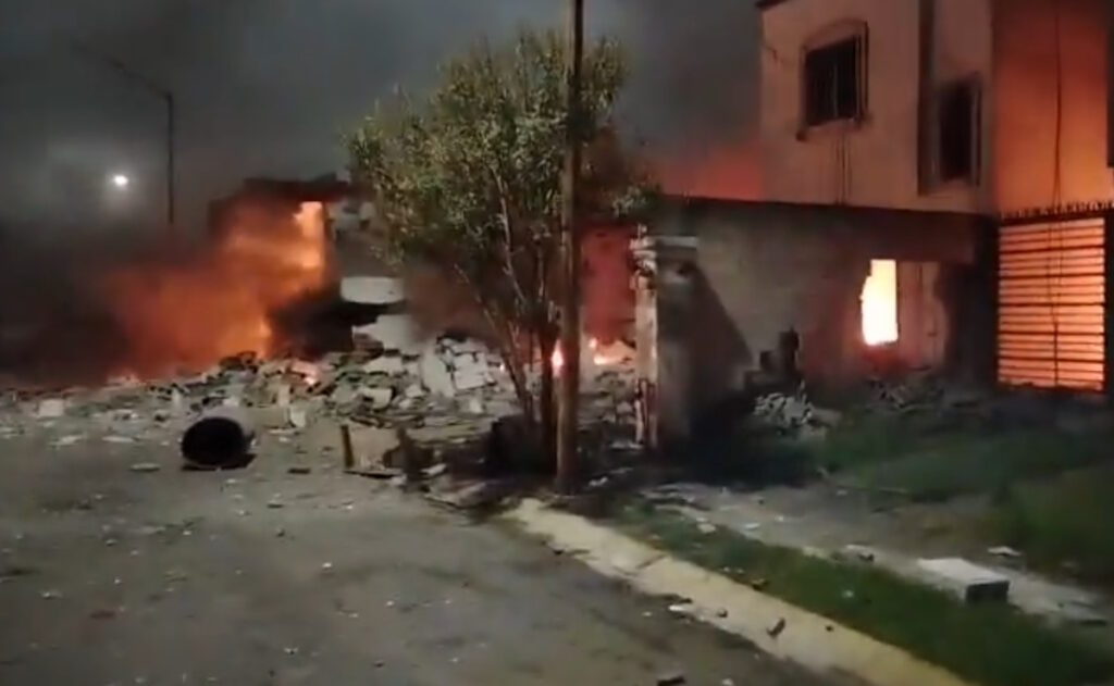 Explosión e incendio deja cinco heridos y un muerto en Nuevo León