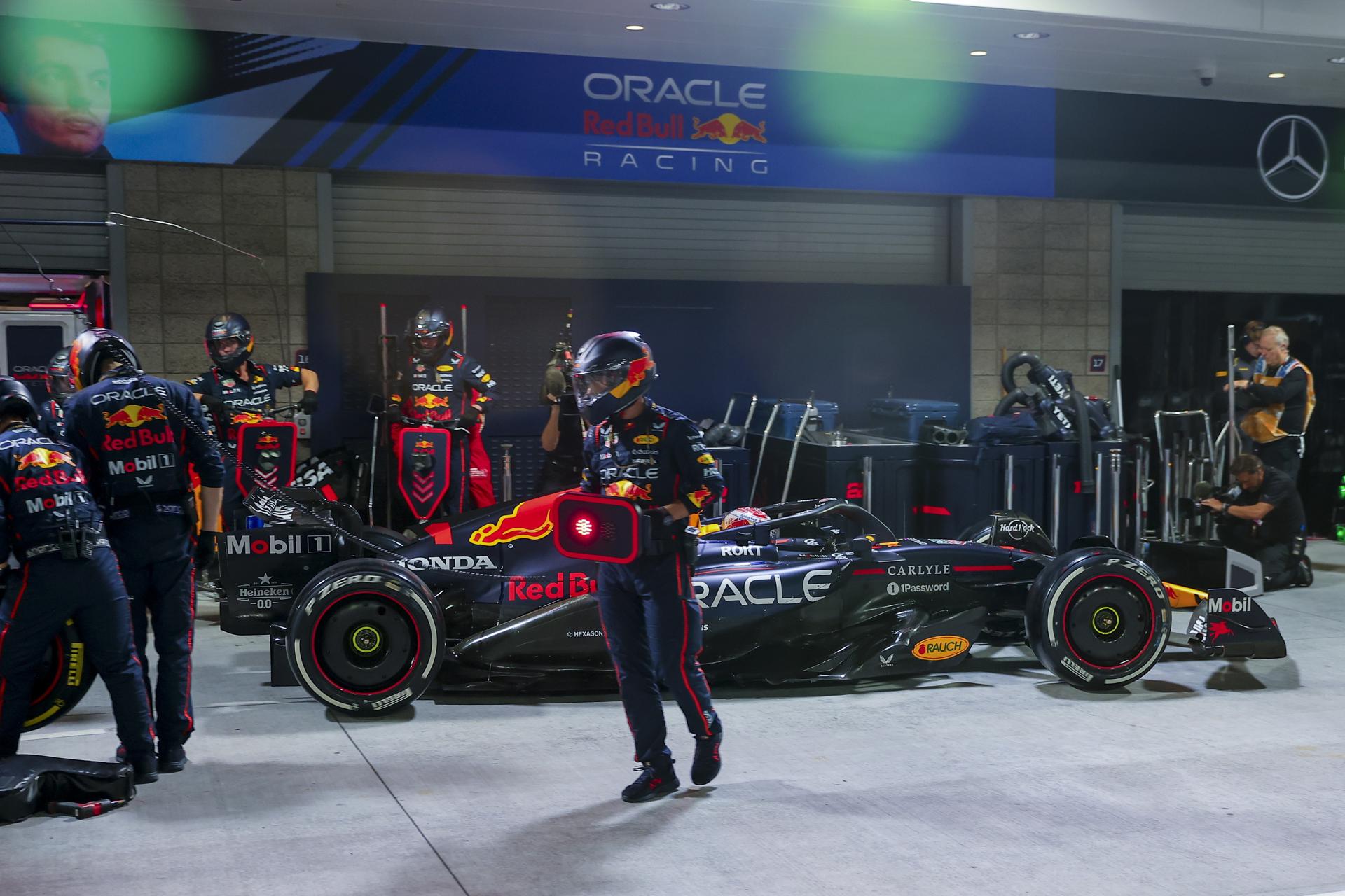 Max Verstappen no conduce, ataca