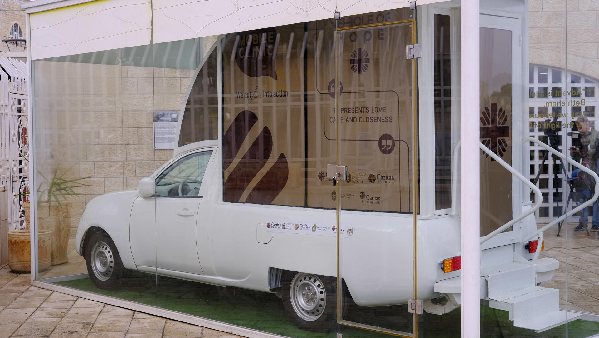 Papamóvil de Francisco llega a Belén como clínica, pero Israel no permite que entre en Gaza Papamóvil de Francisco llega a Belén como clínica, pero Israel no permite que entre en Gaza