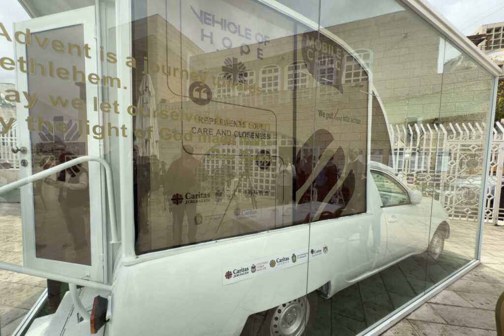 Papamóvil de Francisco llega a Belén como clínica, pero Israel no permite que entre en Gaza - francisco-papamovil-gaza-3-1024x683