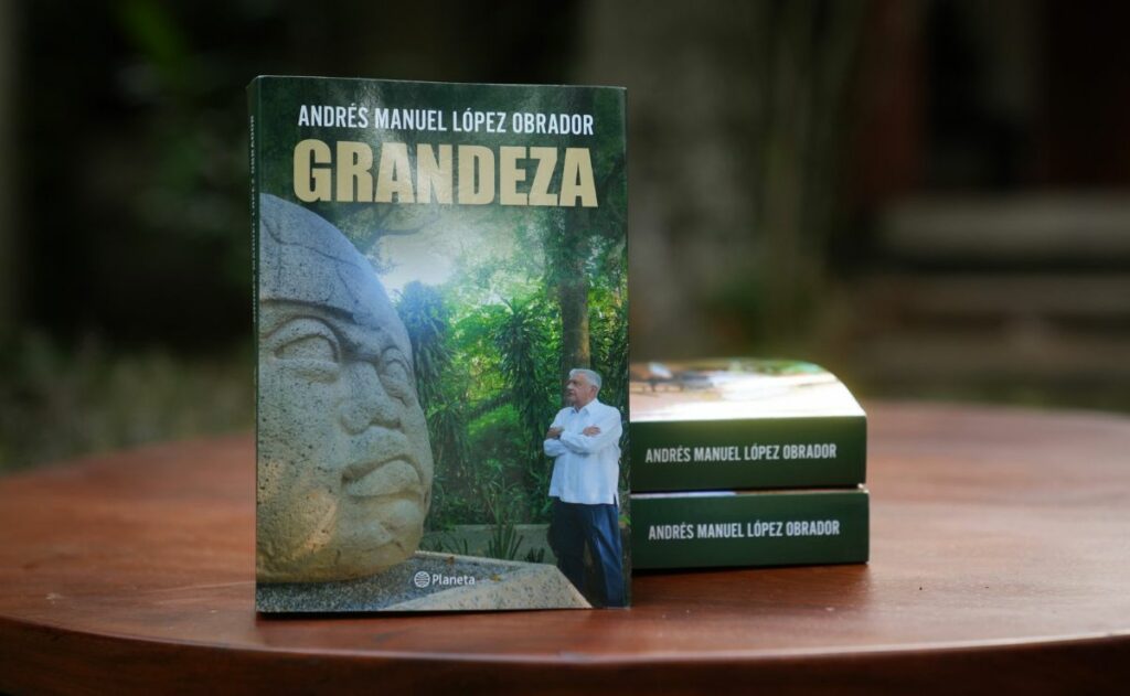 Adán Augusto López regala nuevo libro de AMLO a morenistas en el Senado