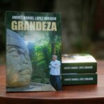 Adán Augusto López regala nuevo libro de AMLO a morenistas en el Senado