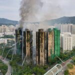 Incendio en Hong Kong suma 128 muertos; hay 8 detenidos