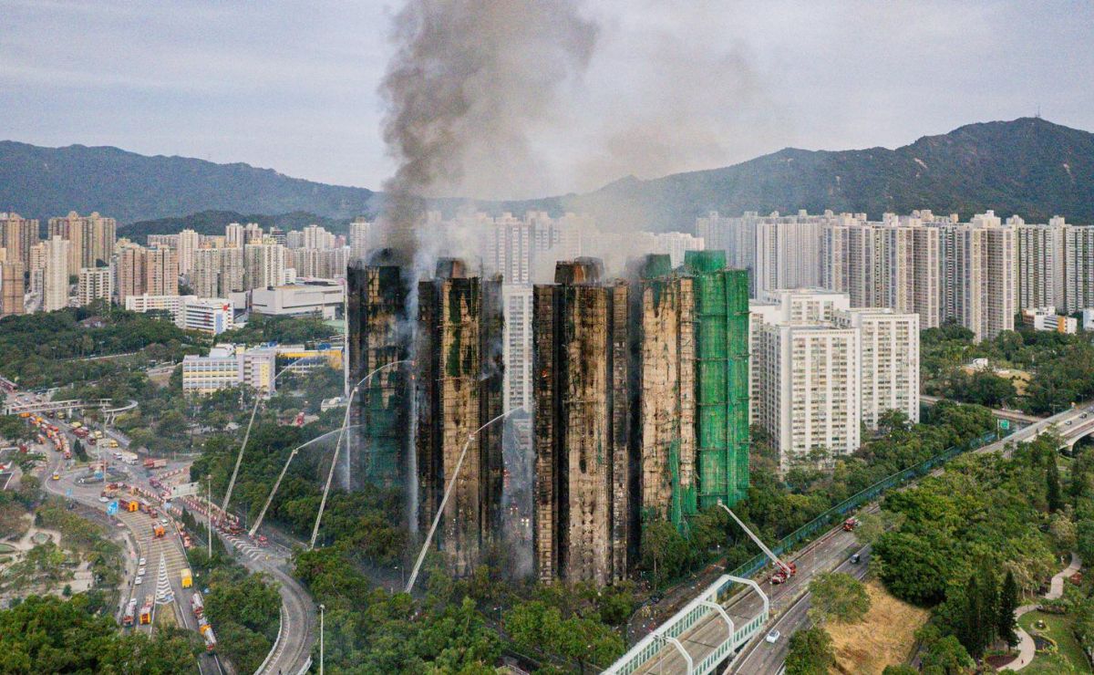 Incendio en Hong Kong suma 128 muertos; hay 8 detenidos