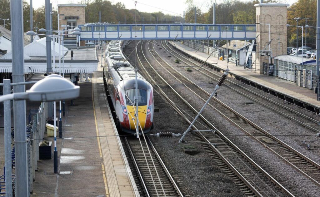 Jóvenes atacan con cuchillo a pasajeros de tren de Londres; hay 10 heridos