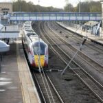 Jóvenes atacan con cuchillo a pasajeros de tren de Londres; hay 10 heridos