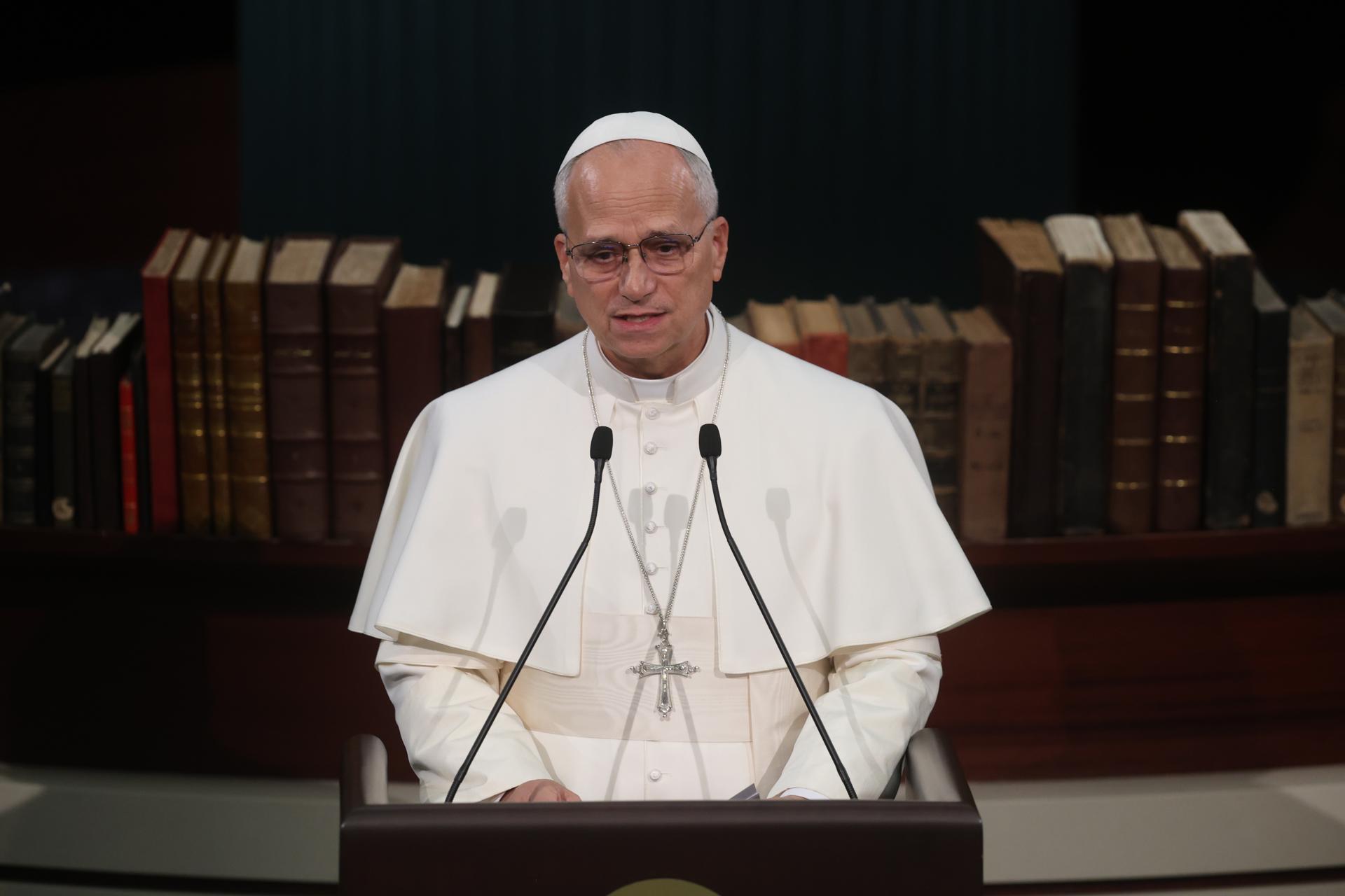 León XIV inicia su primer viaje internacional con el aviso de que está en juego el futuro de la humanidad