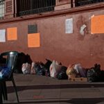 Video: Amarran a funcionarios de El Oro en protesta por basura y falta de agua