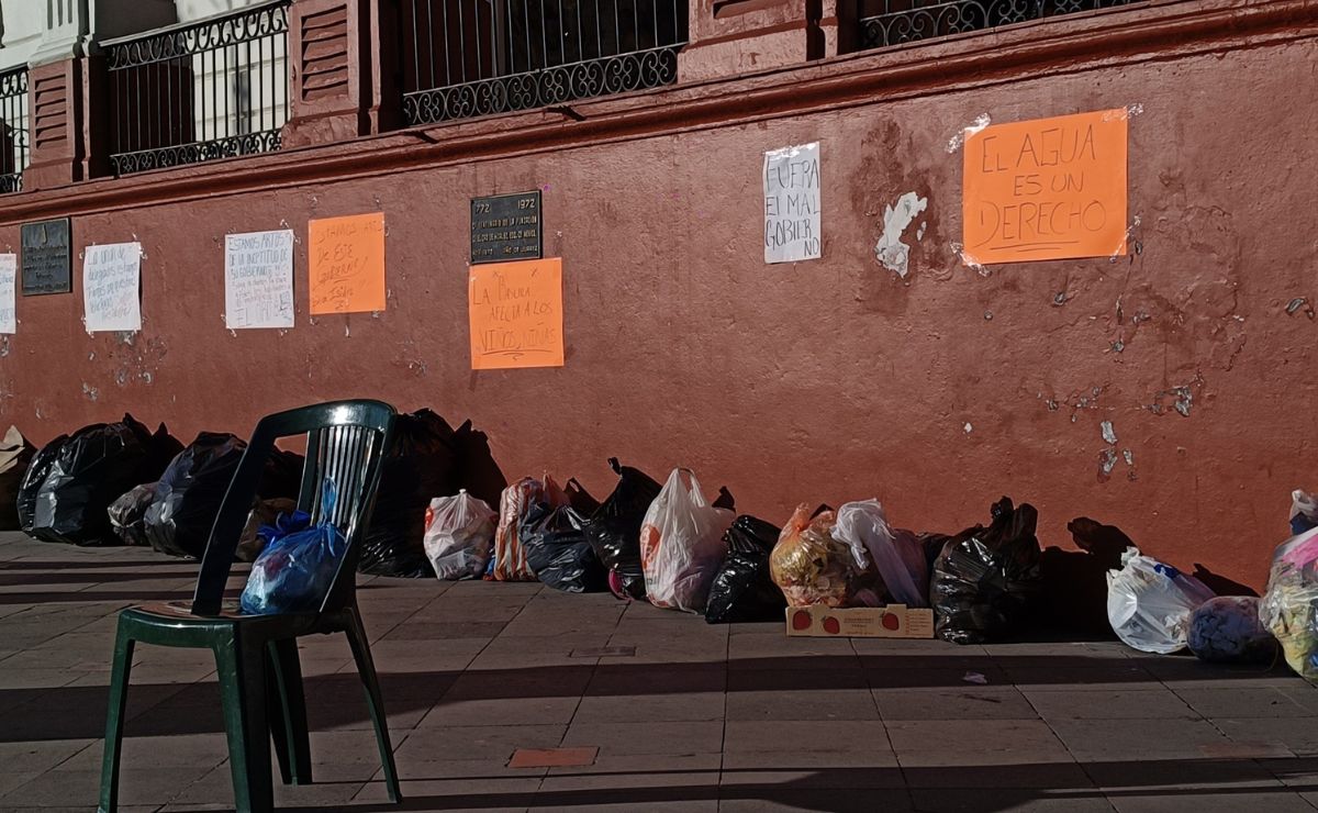 Video: Amarran a funcionarios de El Oro en protesta por basura y falta de agua