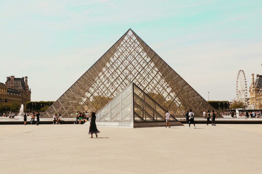 Redada en el Museo del Louvre destapa un fraude de entradas y guías turísticas “a gran escala”