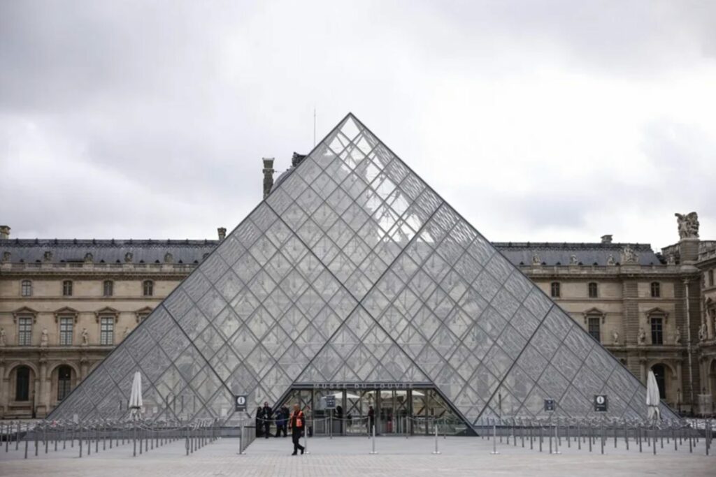 Museo del Louvre cerrará oficinas y una galería por esta razón