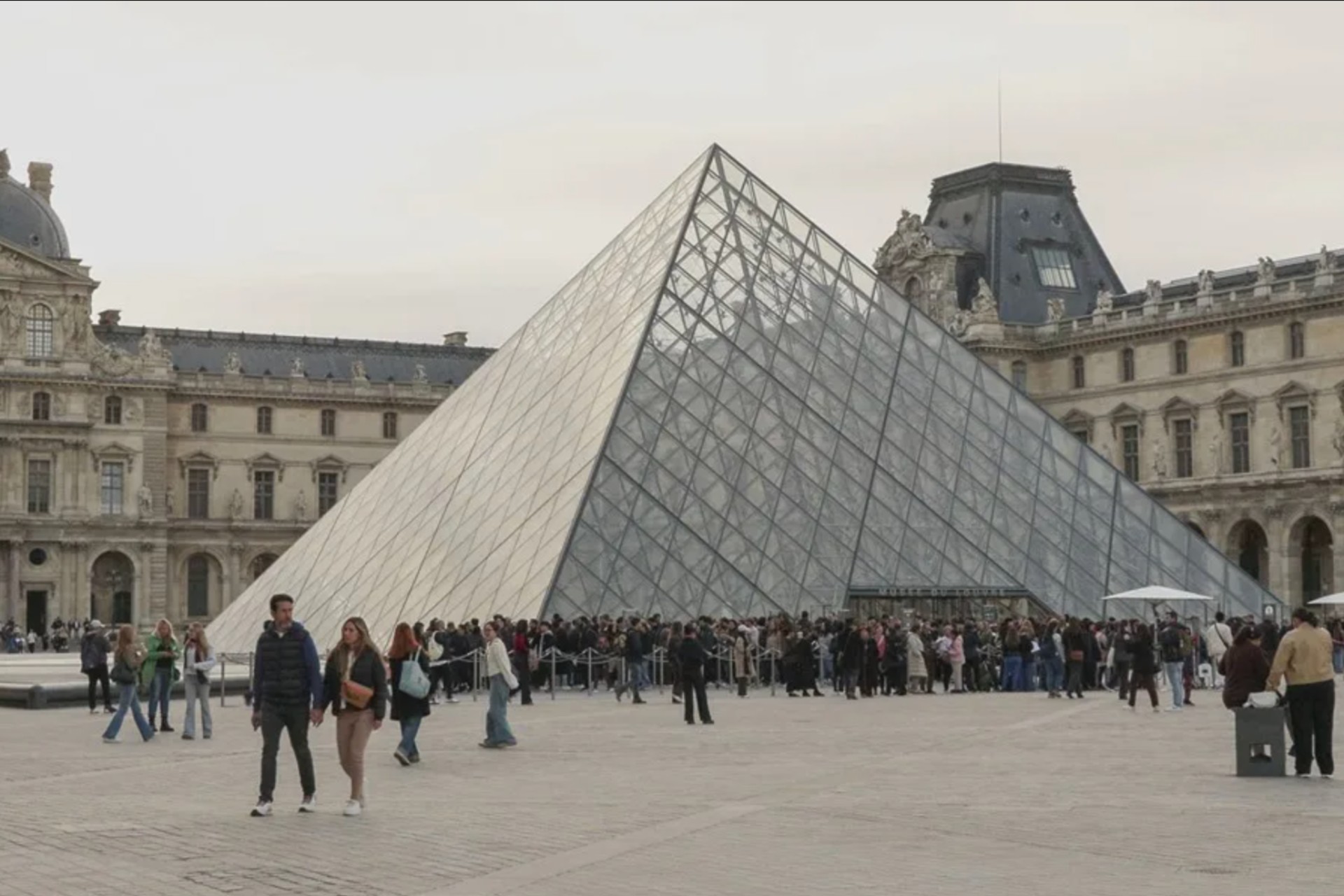 Museo del Louvre implementa nuevas medidas de seguridad tras robo de joyas en octubre