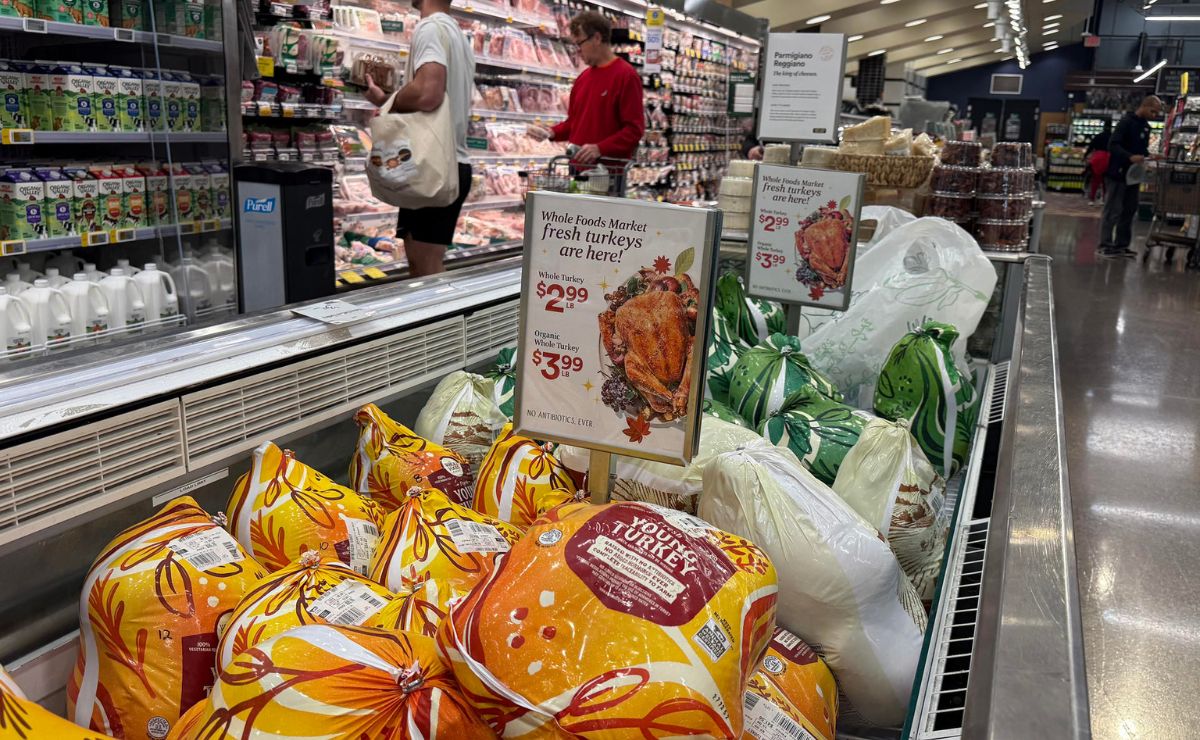 Estadounidenses prevén una cena de Acción de Gracias austera por subida de precios - oferta-de-pavos-en-supermercado-de-eeuu