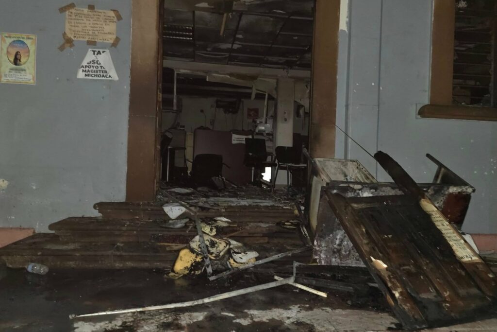 Palacio Municipal de Apatzingán, Michoacán, cierra temporalmente tras destrozos