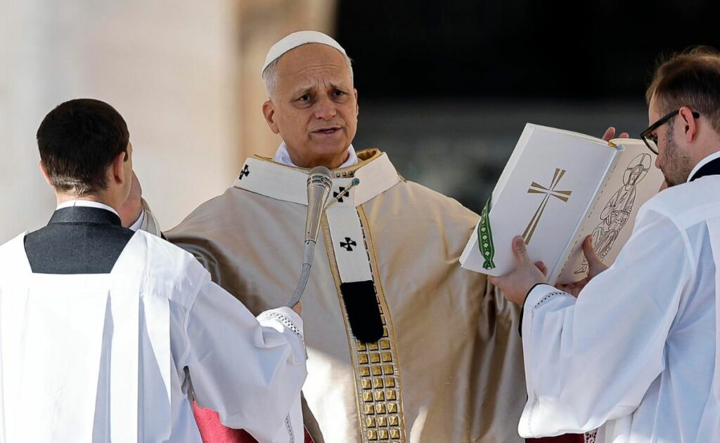 El papa sorprende con un saludo a los fieles en plaza de San Pedro antes de misa del Gallo