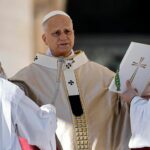 El papa sorprende con un saludo a los fieles en plaza de San Pedro antes de misa del Gallo