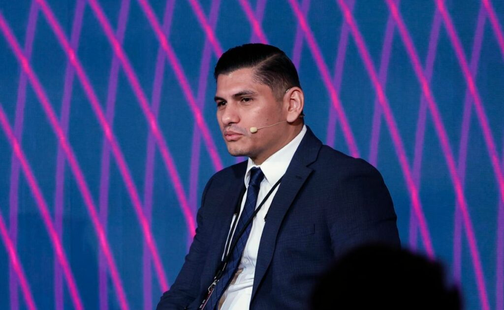 Profesor Sergio Juárez invita a usar la IA en aulas con “sentido humanista”