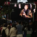 Miles de mexicanos llenan el Zócalo para recordar a Juan Gabriel y su mítico concierto