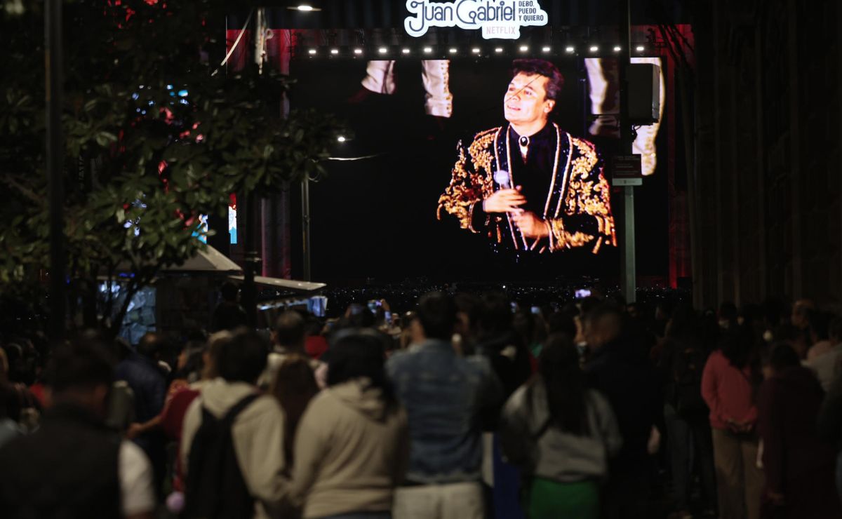 Miles de mexicanos llenan el Zócalo para recordar a Juan Gabriel y su mítico concierto