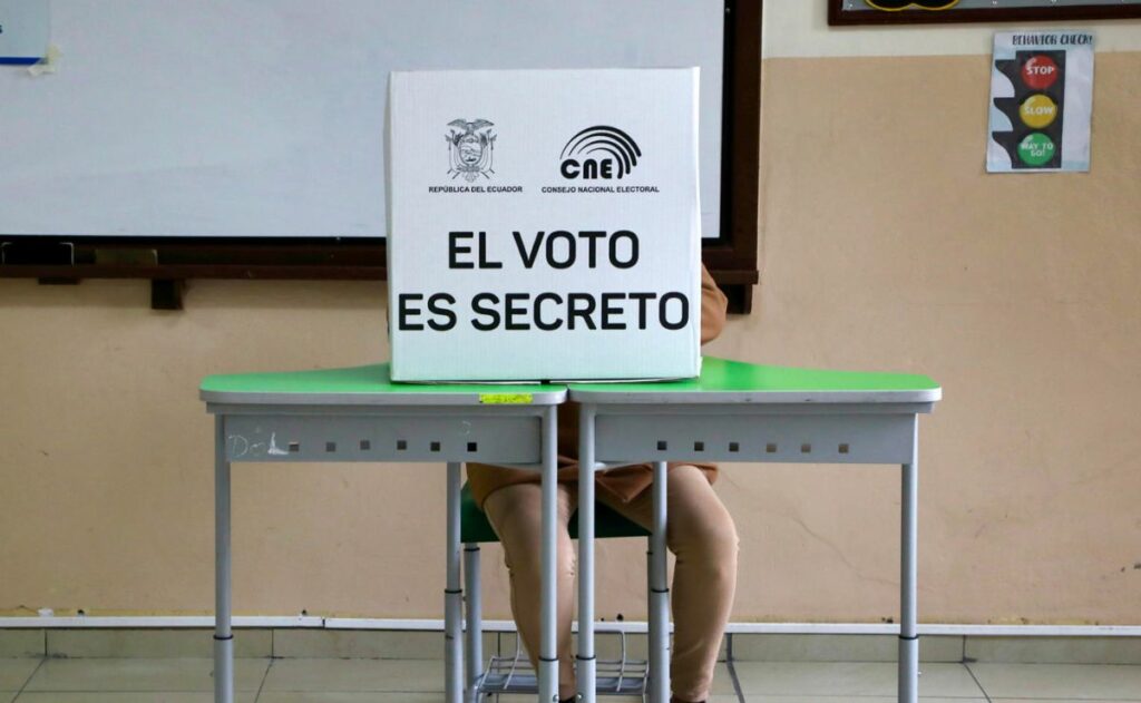 Comienza referéndum en Ecuador sobre Asamblea Constituyente y bases militares extranjeras