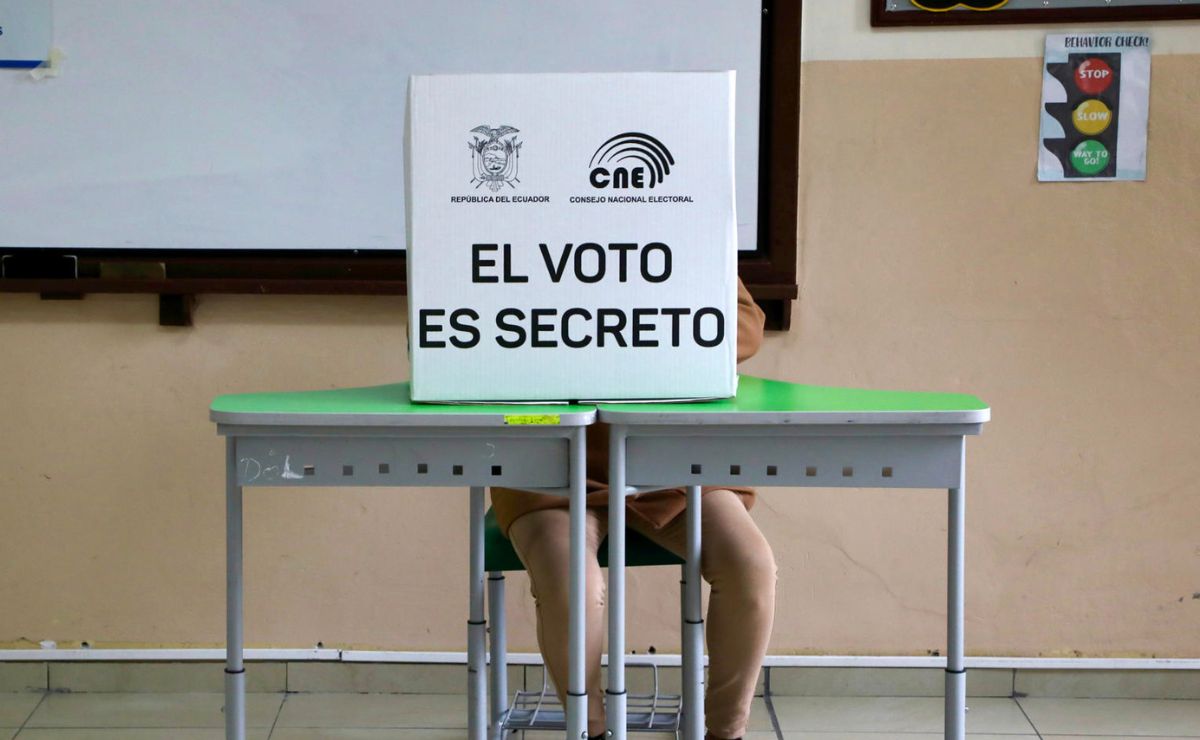 Comienza referéndum en Ecuador sobre Asamblea Constituyente y bases militares extranjeras