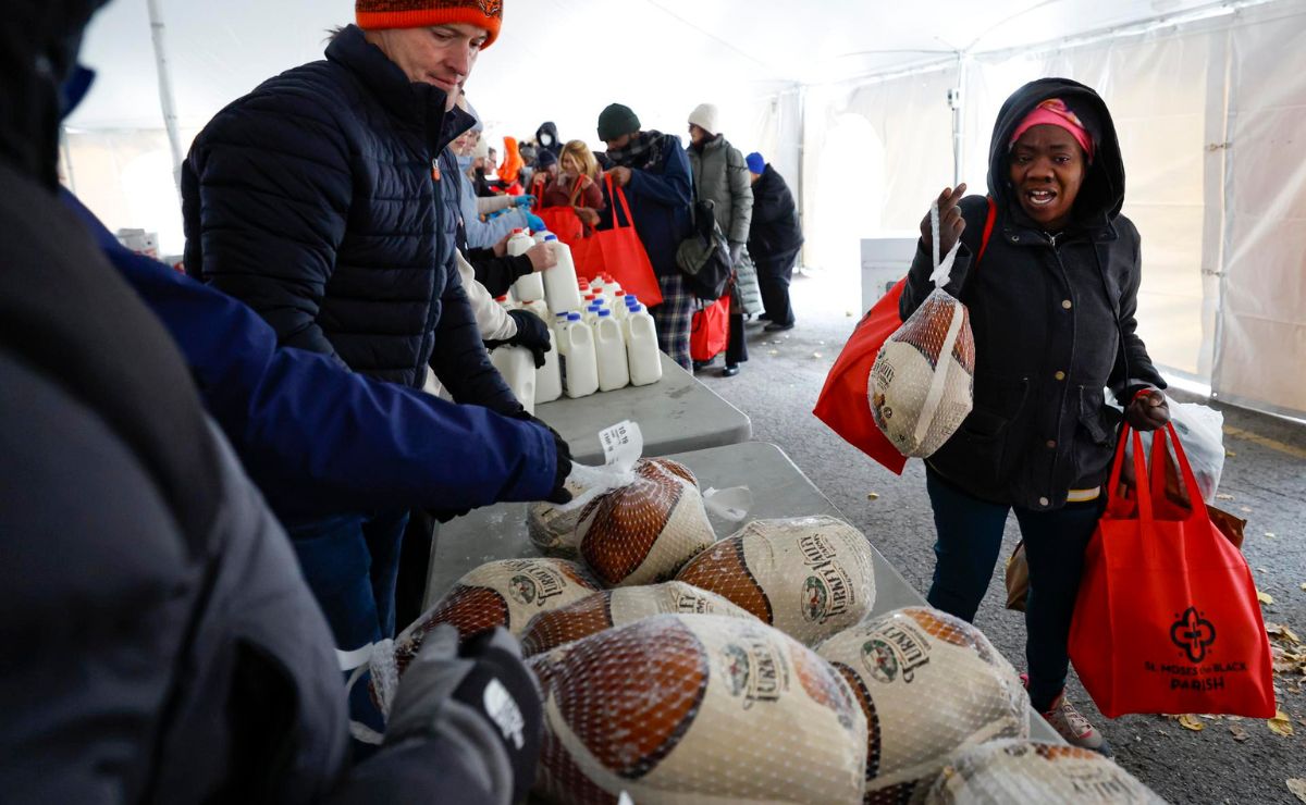 Familias migrantes viven una cena de Acción de Gracias con sillas vacías