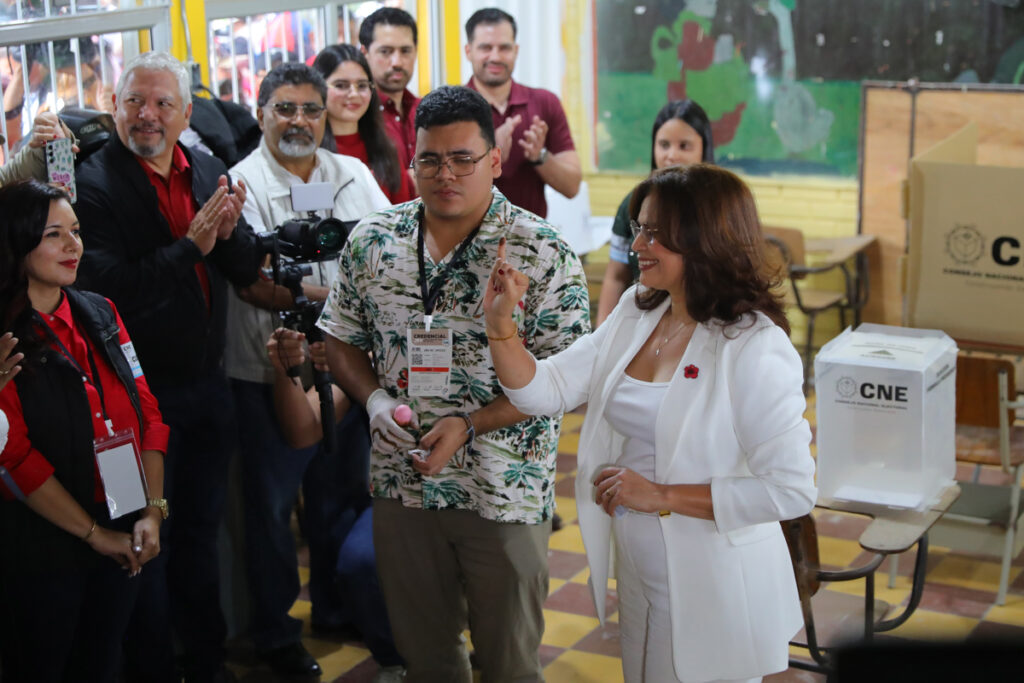 Dos candidatos y un empate técnico, cinco claves para entender las elecciones en Honduras - rixi-moncada-1024x683