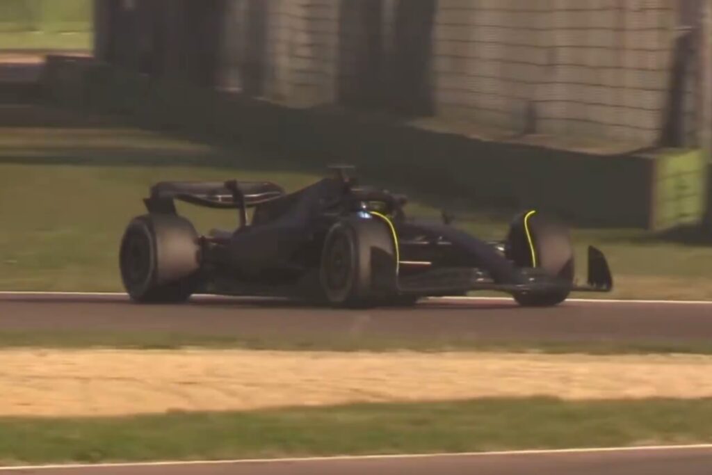 Video: ‘Checo’ Pérez ya rueda con Cadillac, pero con un Ferrari negro