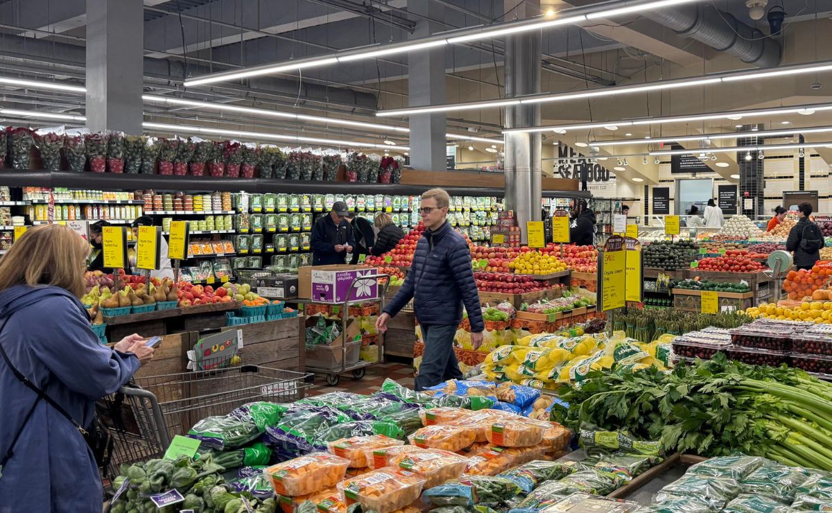 Estadounidenses prevén una cena de Acción de Gracias austera por subida de precios - supermercado-de-eeuu