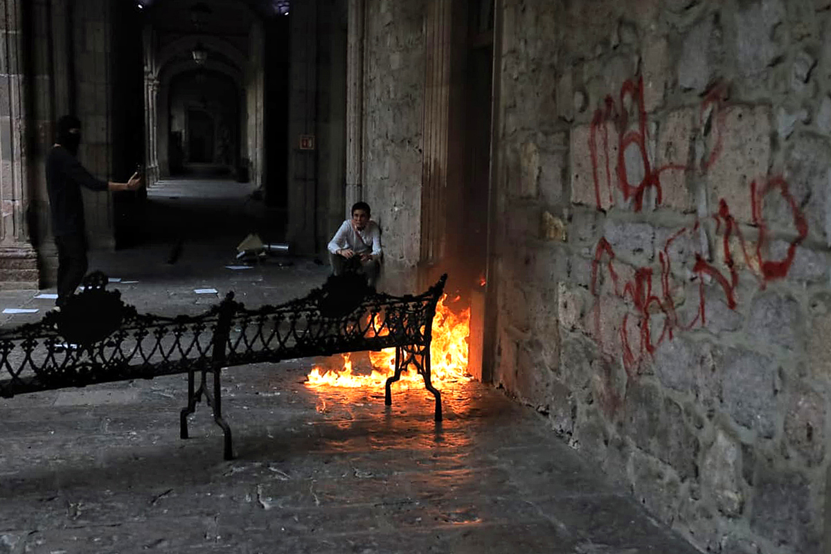 Toman el Palacio de Gobierno de Morelia en protesta por el asesinato de Carlos Manzo