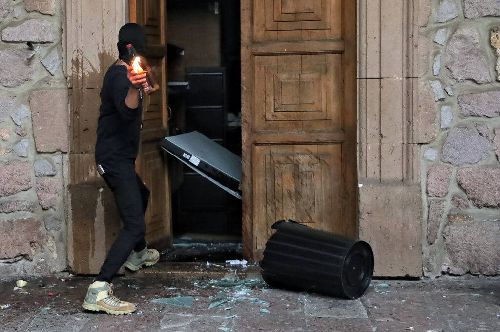 De Uruapan a Morelia: despiden a Carlos Manzo entre indignación y protestas - toman-el-palacio-de-gobierno-de-morelia-en-protesta-por-el-asesinato-de-carlos-manzo-3-1024x679