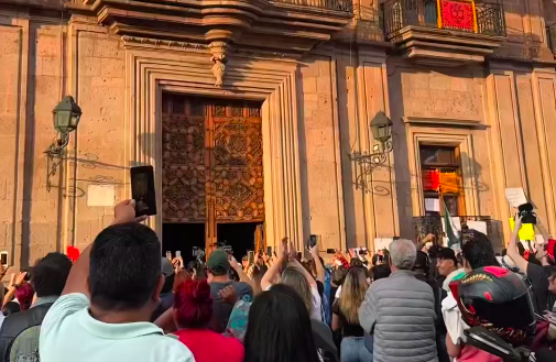 Toman el Palacio de Gobierno de Morelia en protesta por el asesinato de Carlos Manzo