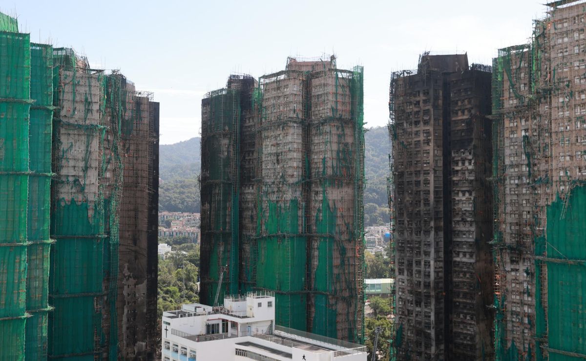 Incendio en Hong Kong suma 128 muertos; hay 8 detenidos - torres-de-complejo-residencial-de-hong-kong-tras-incendio