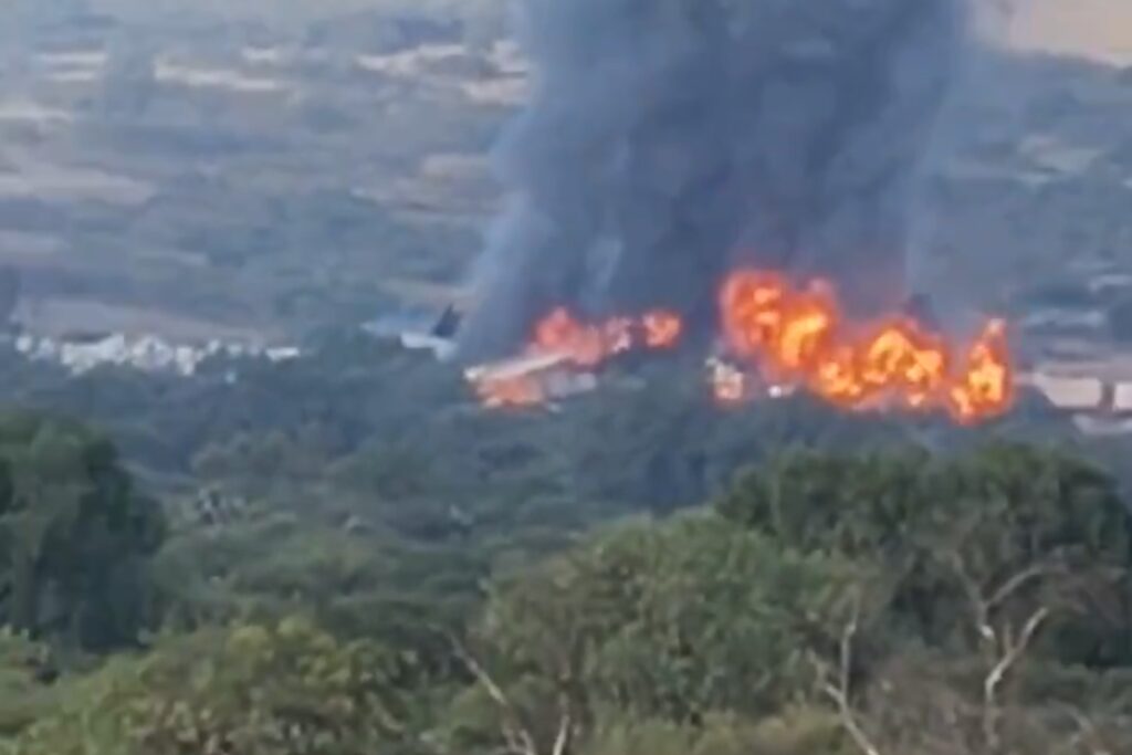 Tren que transportaba alcohol etílico descarrila y explota en Tepetitlán, Hidalgo