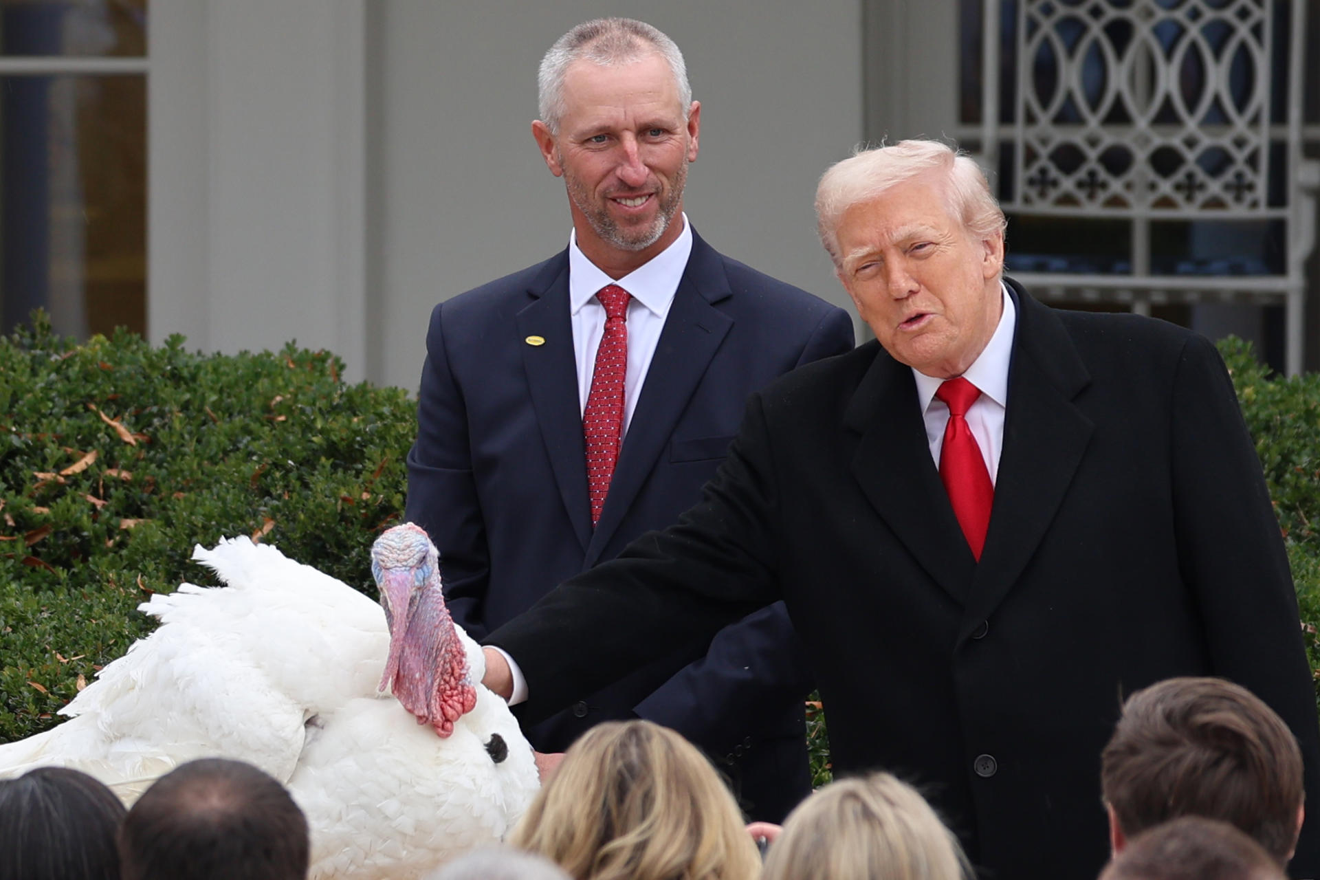 Trump indulta dos pavos por Acción de Gracias y bromea con anular los perdones que dio Biden Trump indulta dos pavos por Acción de Gracias y bromea con anular los perdones que dio Biden