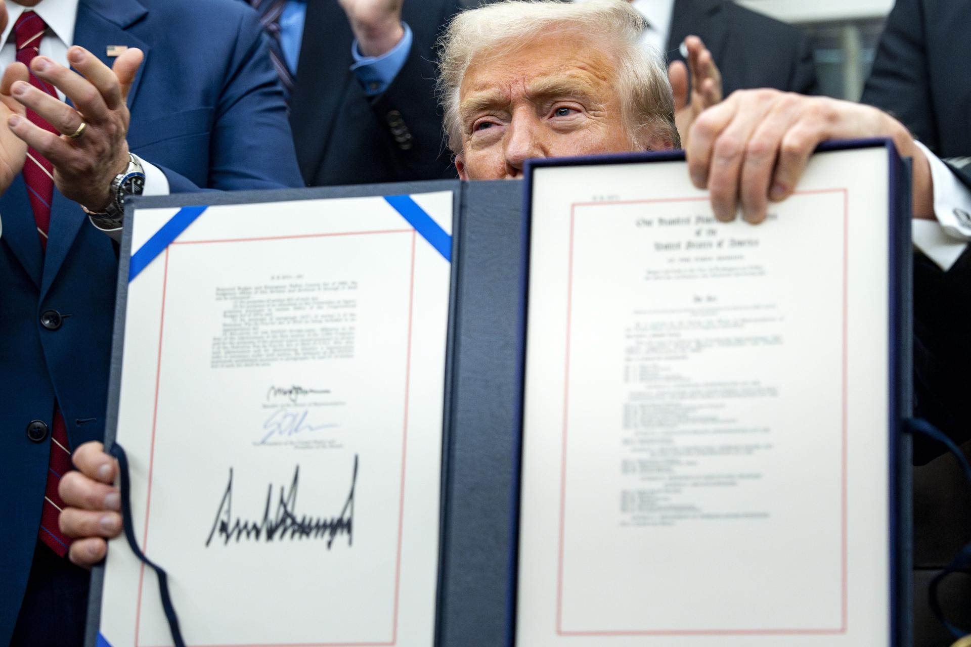 ¿Qué contiene la ley firmada por Trump que finaliza el cierre de Gobierno en EE.UU.?