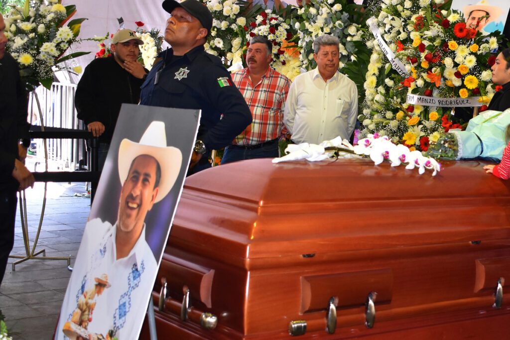 Uruapan exige justicia tras el asesinato del alcalde Carlos Manzo - uruapan-exige-justicia-tras-el-asesinato-del-alcalde-carlos-manzo-4-1024x683