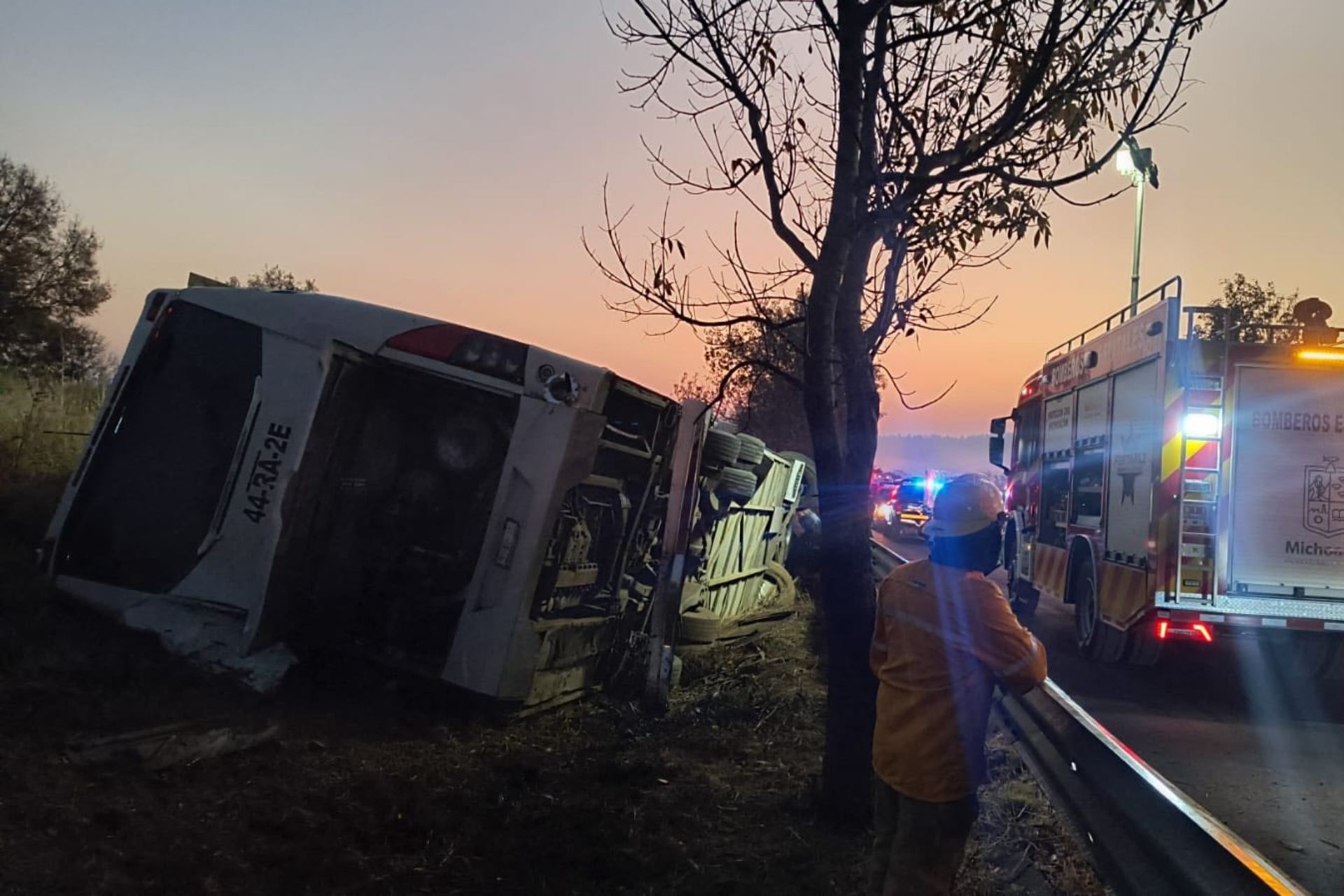 Volcadura de autobús en carretera de Michoacán deja siete muertos