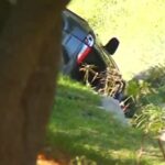 Hallan muerta a mujer dentro de auto volcado; investigan posible feminicidio