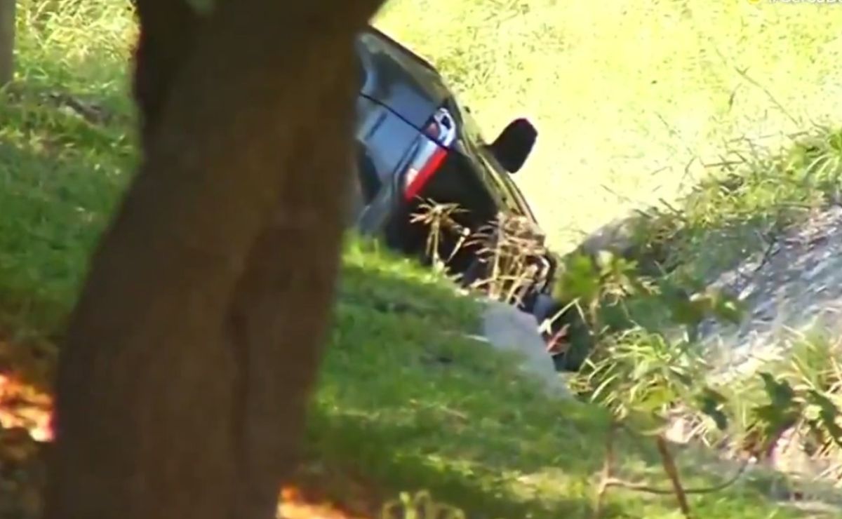 Hallan muerta a mujer dentro de auto volcado; investigan posible feminicidio