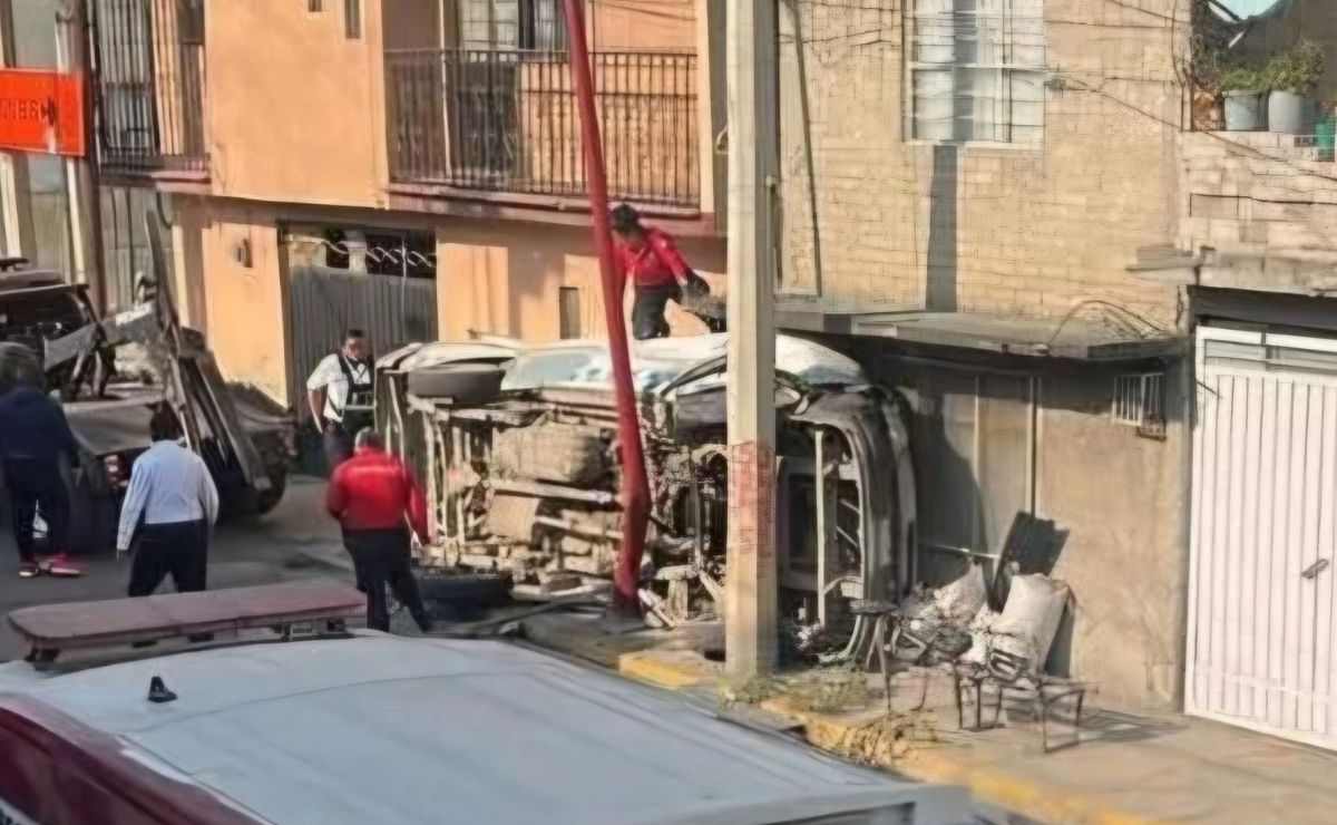Combi choca contra poste y casa en Los Reyes La Paz; hay dos muertos