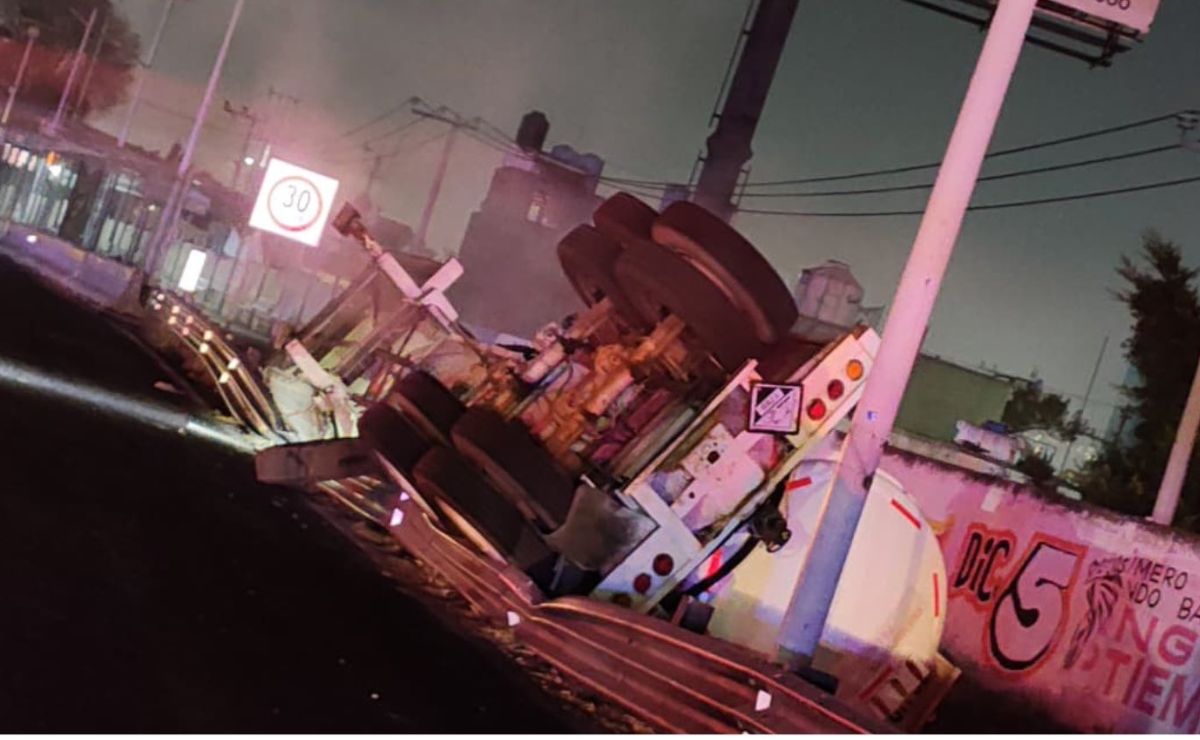 Vuelca pipa con amoniaco sobre la México-Pachuca