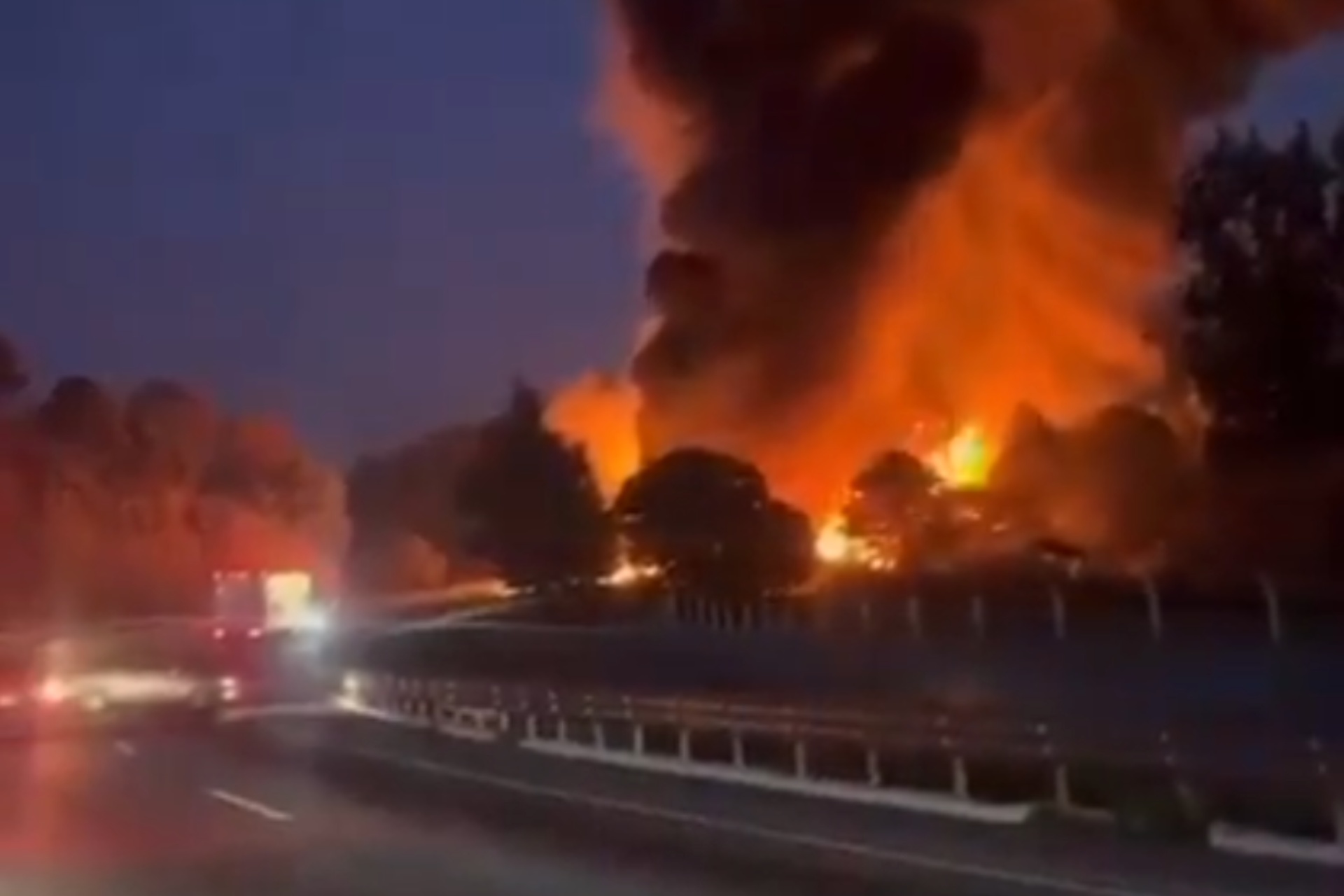 Vuelca pipa en la autopista México-Puebla; cierran circulación en ambos sentidos