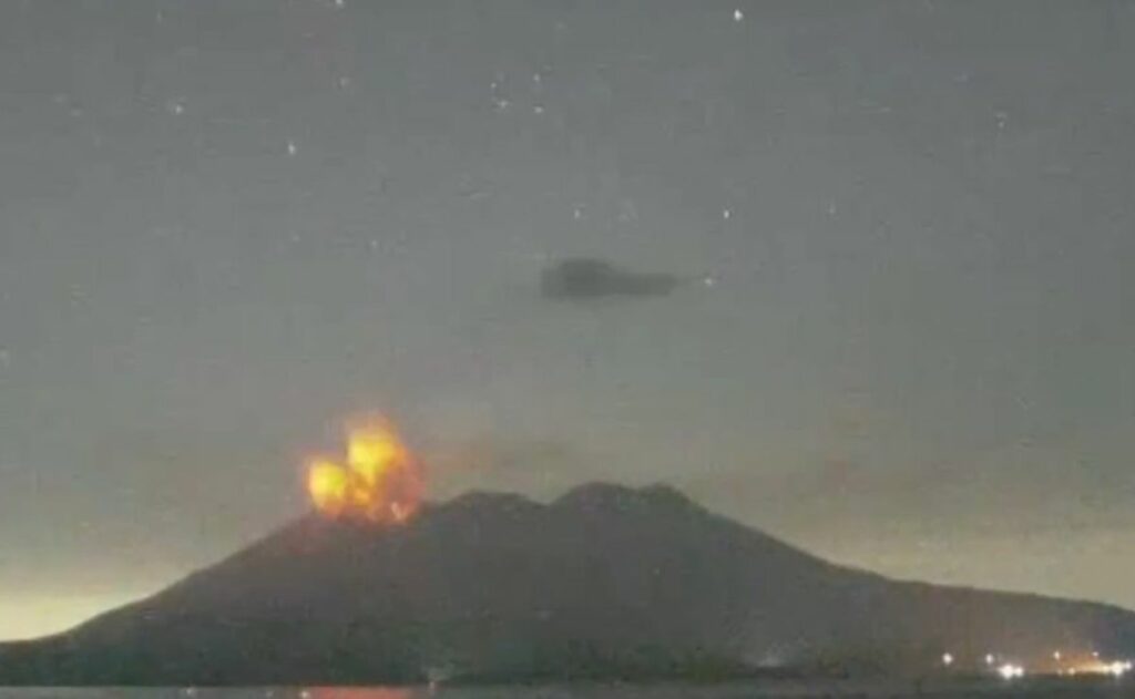 Video: Volcán entra en erupción al suroeste de Japón