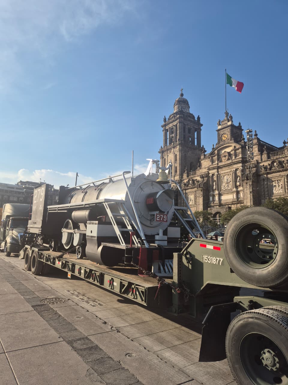 Instalan la histórica locomotora Petra en el Zócalo para el desfile del 20 de noviembre Instalan la histórica locomotora Petra en el Zócalo para el desfile del 20 de noviembre