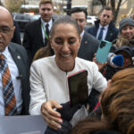 Sheinbaum se reúne con migrantes mexicanos en EE.UU. y pide un buen trato para ellos