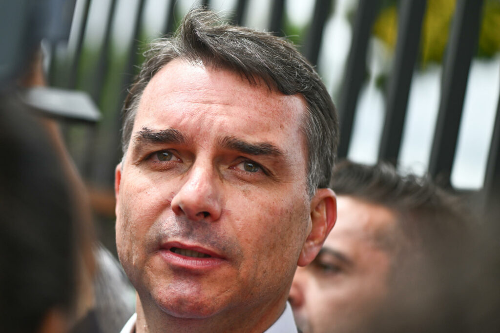 Bolsonaro reafirma a su hijo como candidato presidencial en 2026